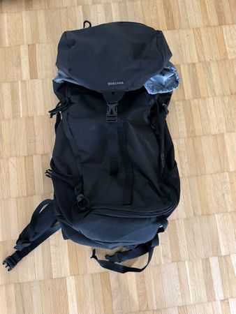 Quechua Wanderrucksack gut erhalten, perfekt für den Sommer!
