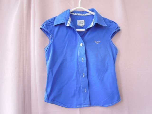 Armani Camicette, T-shirt & Top: ca. Gr. 110 ARMANI Bluse tolles Blau mit Glitzeremblem – Usato da Basel venduto da FRAU.ZAUBER.MOND 1