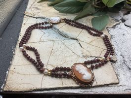 Antike Kropfkette Muschelgemme, Granat