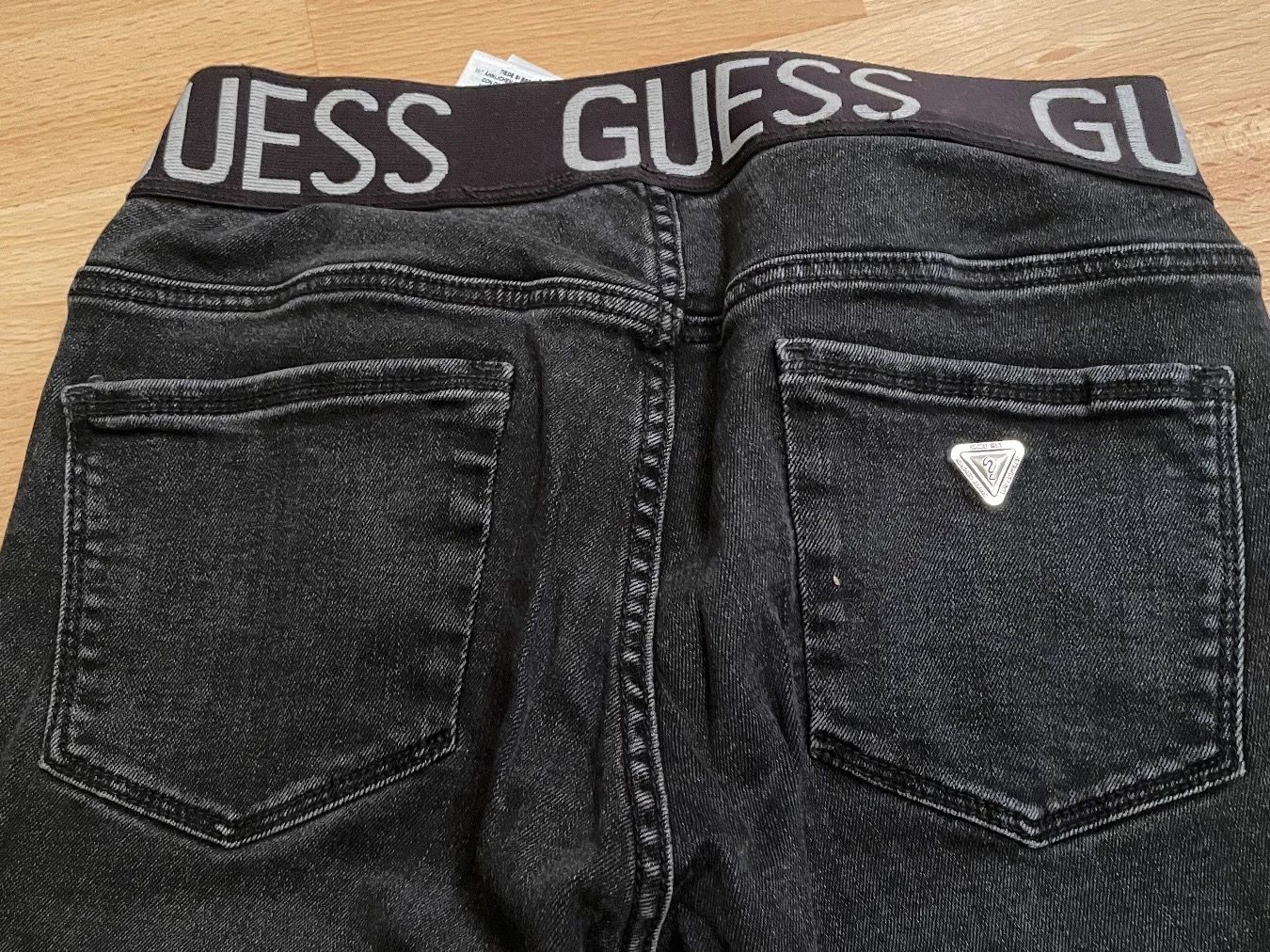 Guess Jeans: Guess schwarze Damenjeans – Usato da Gossau ZH venduto da SistersBeauty 4