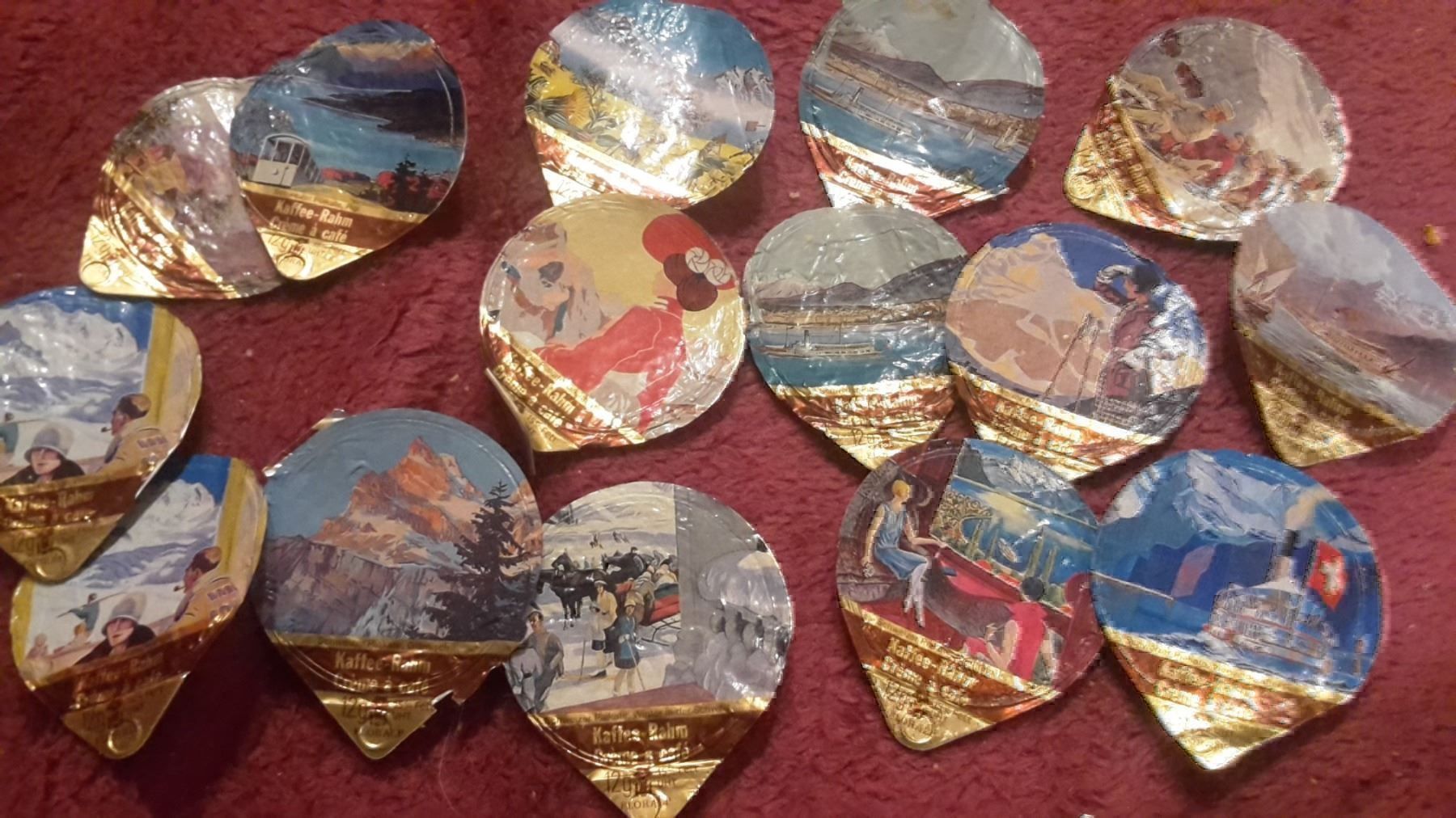 Coperchi dei cremini per caffè: 16 Kaffeeeahmdeckeli Schweizer Plakate – Usato da Schwarzenburg venduto da Flamingo07