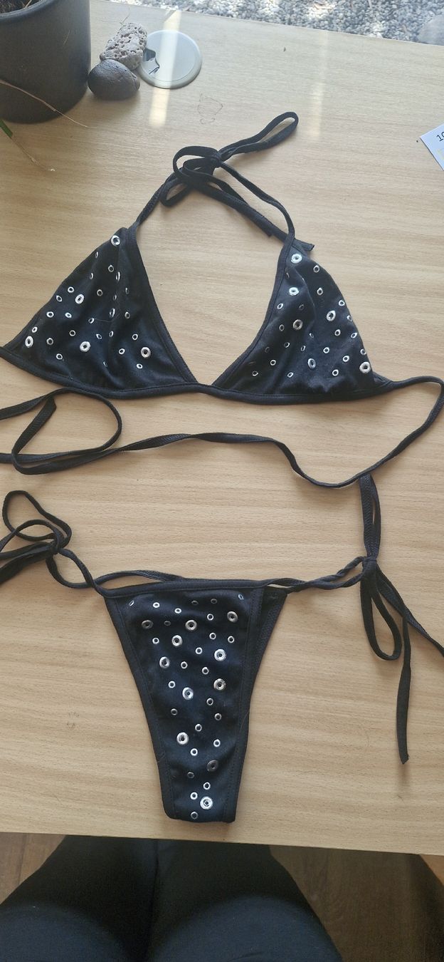 Badekleider & Bikinis: Bikini schwarz mit Nieten – Gebraucht aus Wohlen b. Bern von lau_7vcp