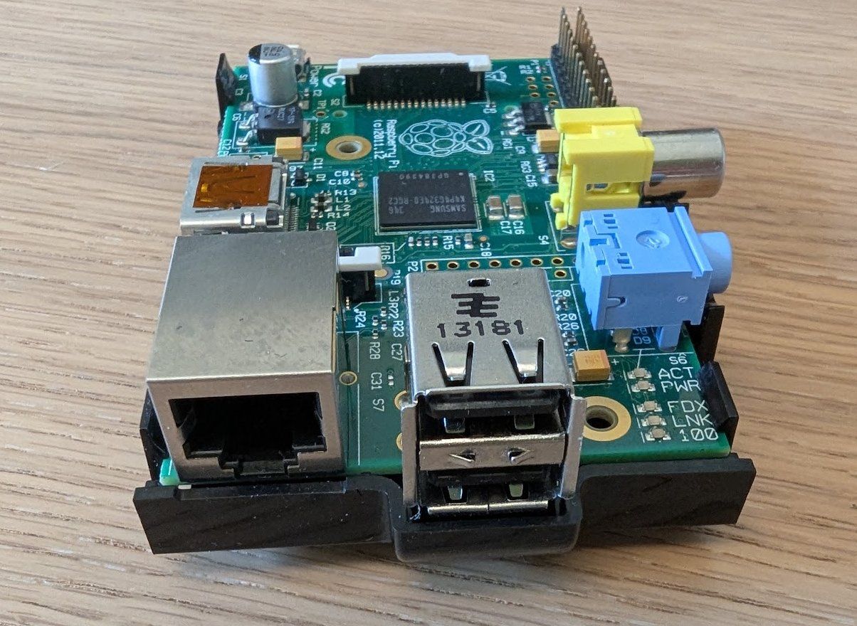 Raspberry Pi PC: Raspberry Pi 1 Modell B | 512MB | Gehäuse & Kabel – Usato da Männedorf venduto da Schnabelfisch 1
