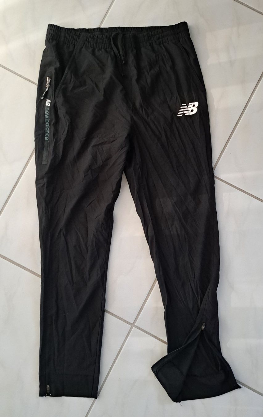 New Balance Pantaloni: NB schwarze Trainerhose Grösse M – Nuovo (secondo la descrizione) da künten venduto da himelblau