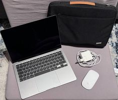 MacBook Air M1 256GB + Magic Mouse + Tasche + Kabel