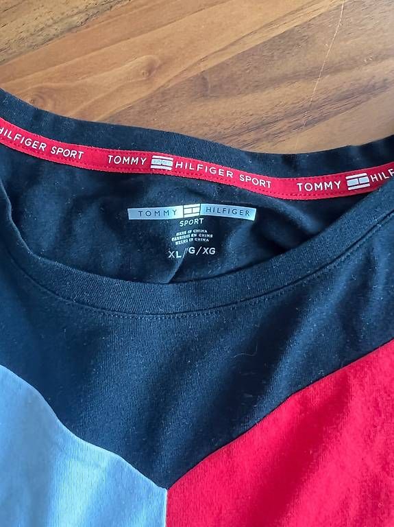 Pullover & Sweatshirts: Tommy Hilfiger Pullover – Gebraucht aus Glattpark(Opfikon) von Joyce. 1