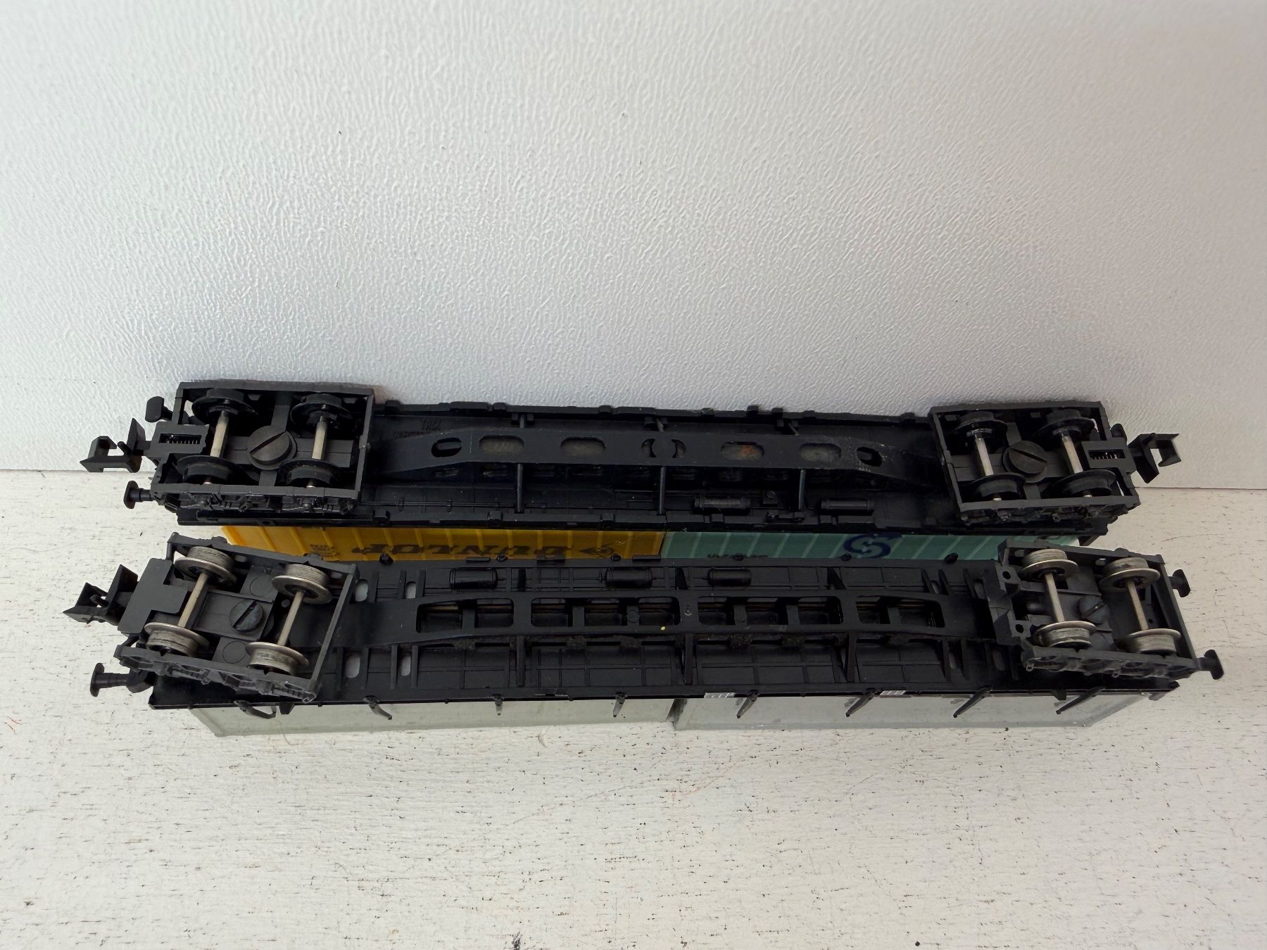 Trix Modellini di ferrovie: Trix Rungenwagen mit Containern – Usato da Büsserach venduto da ModellbahnDepot 5