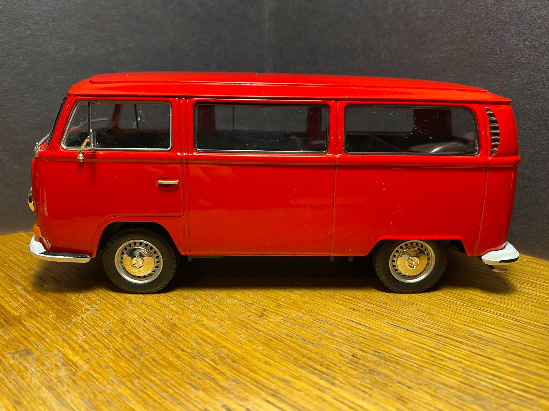 Welly Modellini d'auto: VW T2 Bulli - Welly 1:24 – Usato da Spiez venduto da Mlandcruiser