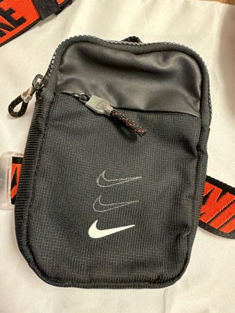Nike Sportswear Essentials Umhängetasche – Schwarz/Orange – 
