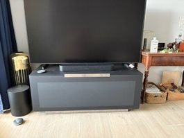 Modernes TV-Möbel in schwarz matt mit Glasfront