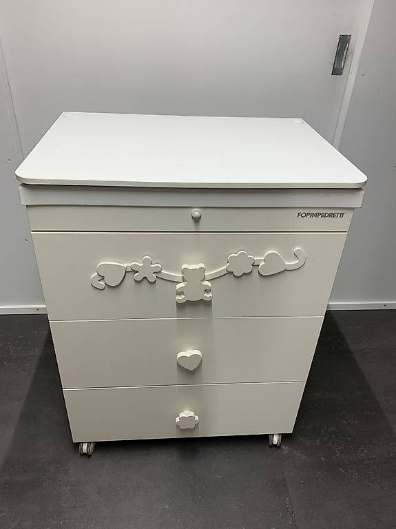 Wickeltisch & Zubehör: Massiver Wickeltisch mit integrierter Badewanne – Gebraucht aus Bettlach von Mondial8 1