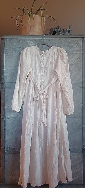 Vestiti: Maxikleid Gr. L  Creme, Crinkle-Stoff, gebunden – Usato da Burgdorf venduto da Damlaf_9 2