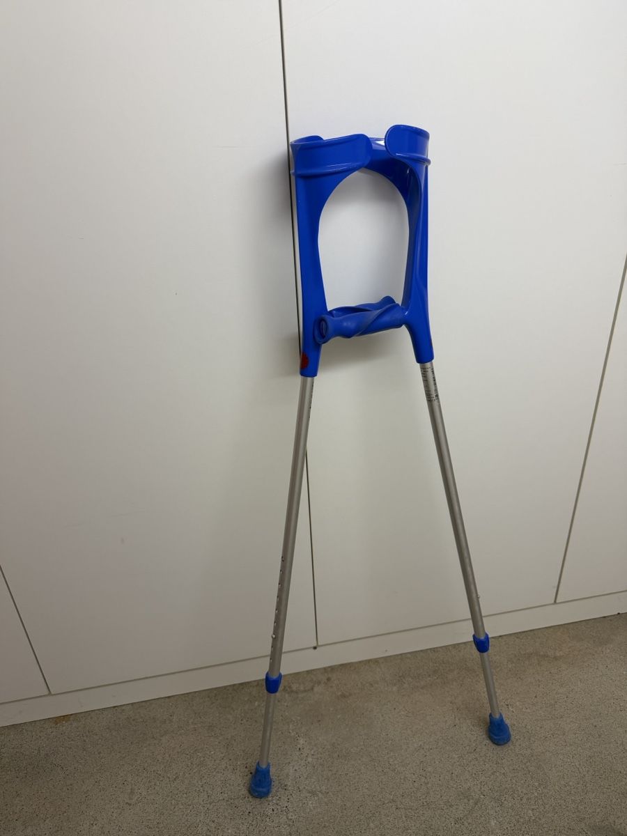 Attrezzature mediche: Crutches blue aluminum adjustable pair – Usato da Regensdorf venduto da __Claudia_