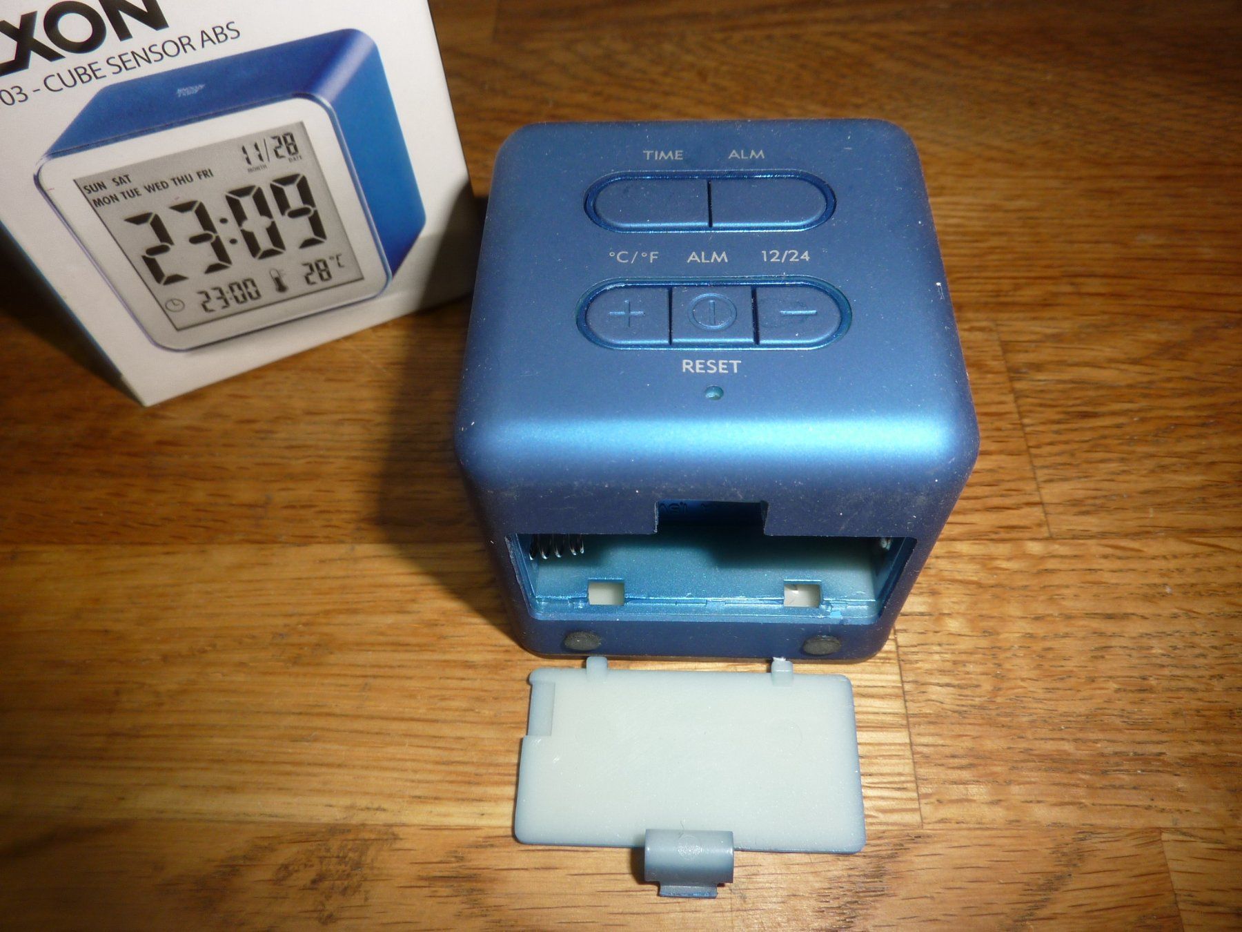 Lexon Sveglie: Cubewecker lexon-design-cube-clock – Usato da Hochfelden venduto da swissice 1