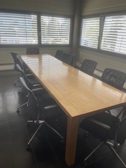 Tavoli: Table de conférence zoom avec 10 chaises Vitra – Usato da Echallens venduto da berthouz
