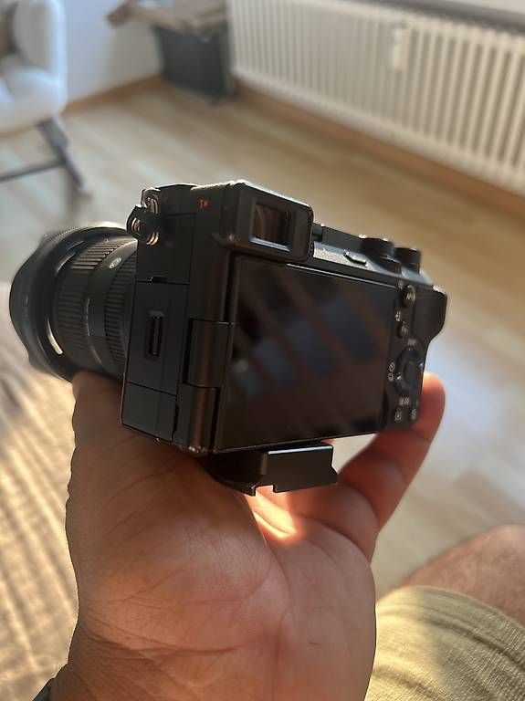 Sony Fotocamera: Sony a6700 + Sigma 18-50mm f/2.8 DC DN – Usato da Uitikon Waldegg venduto da seg_2fmx 2
