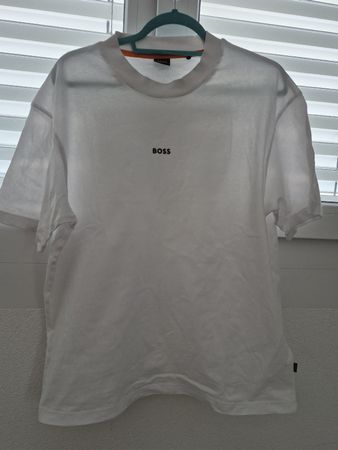 T-shirt BOSS blanc taille M mais plutôt L.
