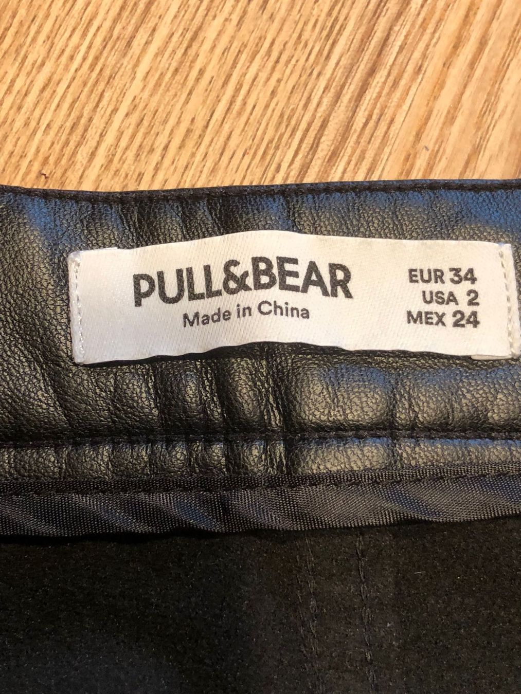 Pantalons: Coole Kunstlederhose Pull + Bear Gr. 34 – D'occasion à Röschenz par Tashroal 2