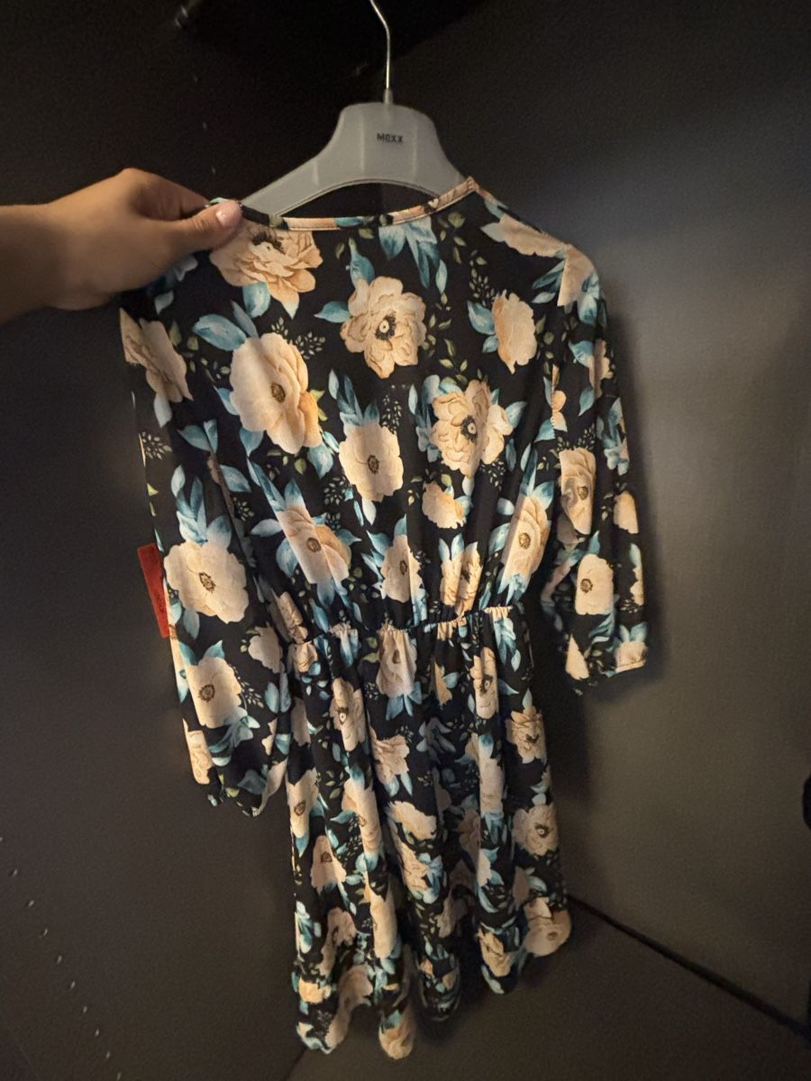 Kleider: Damen Kleid schwarz mit Blumenmuster – Gebraucht aus Winterthur von van_8fsq 1