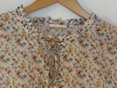 Robert Friedman floral blouse, light & airy for summer. Size