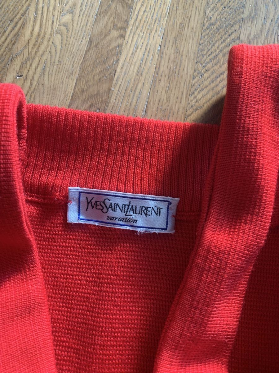 Top: Vintage saint laurent oberteil rot – Usato da Zürich venduto da Nikuska32 1