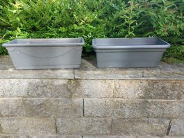 2 graue Blumentröge/Pflanzentröge für Balkon oder Garten