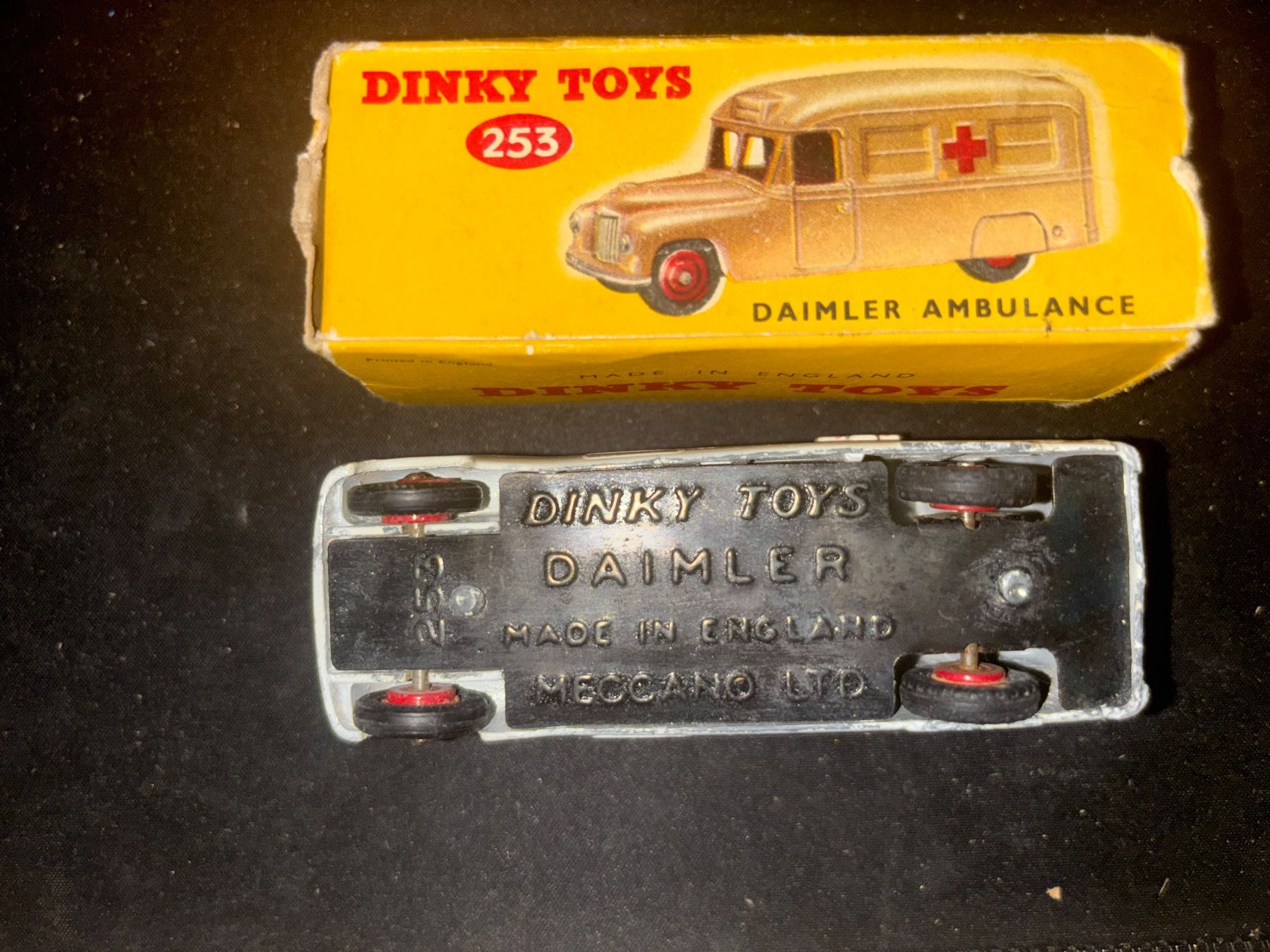 Dinky Toys Modellautos: Dinky Toys Daimler Ambulance Blanche Réf. 253 - – Gebraucht aus Genève von ele_bf9g 2