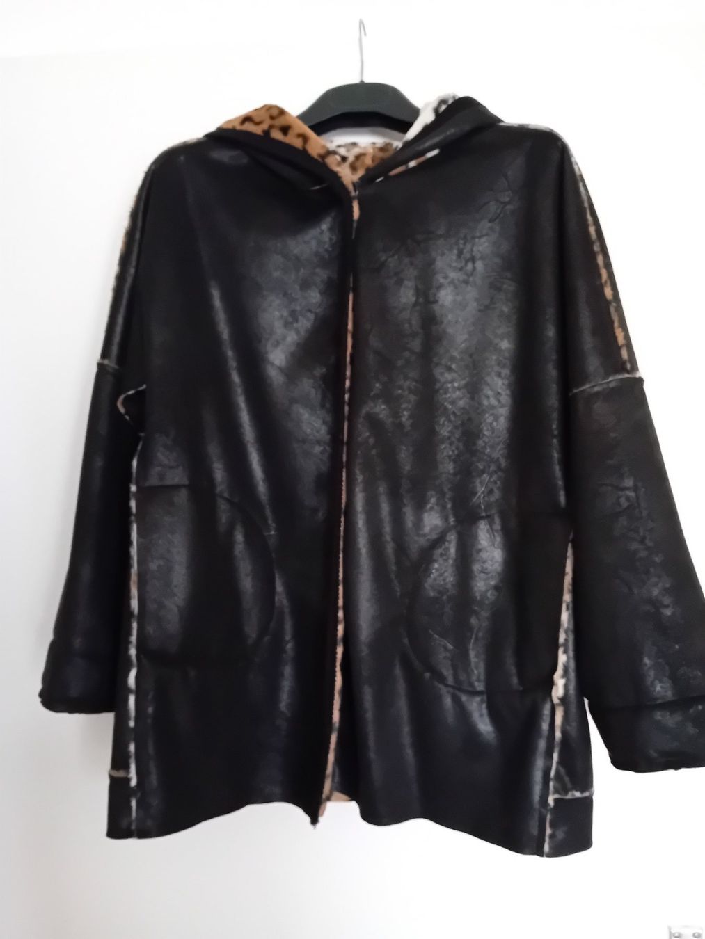 Cappotti: Mantel Damen reversible, Leopard oder schwarz, Gr. 38, NEU – Nuovo (secondo la descrizione) da Stansstad venduto da R.Anna 3