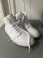 Baskets Air Jordan 1 Mid blanches pointure 40