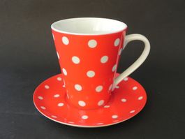Tasse mit Untertasse rot mit weissen Tupfen