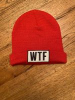 Rote Mütze mit WTF Schriftzug