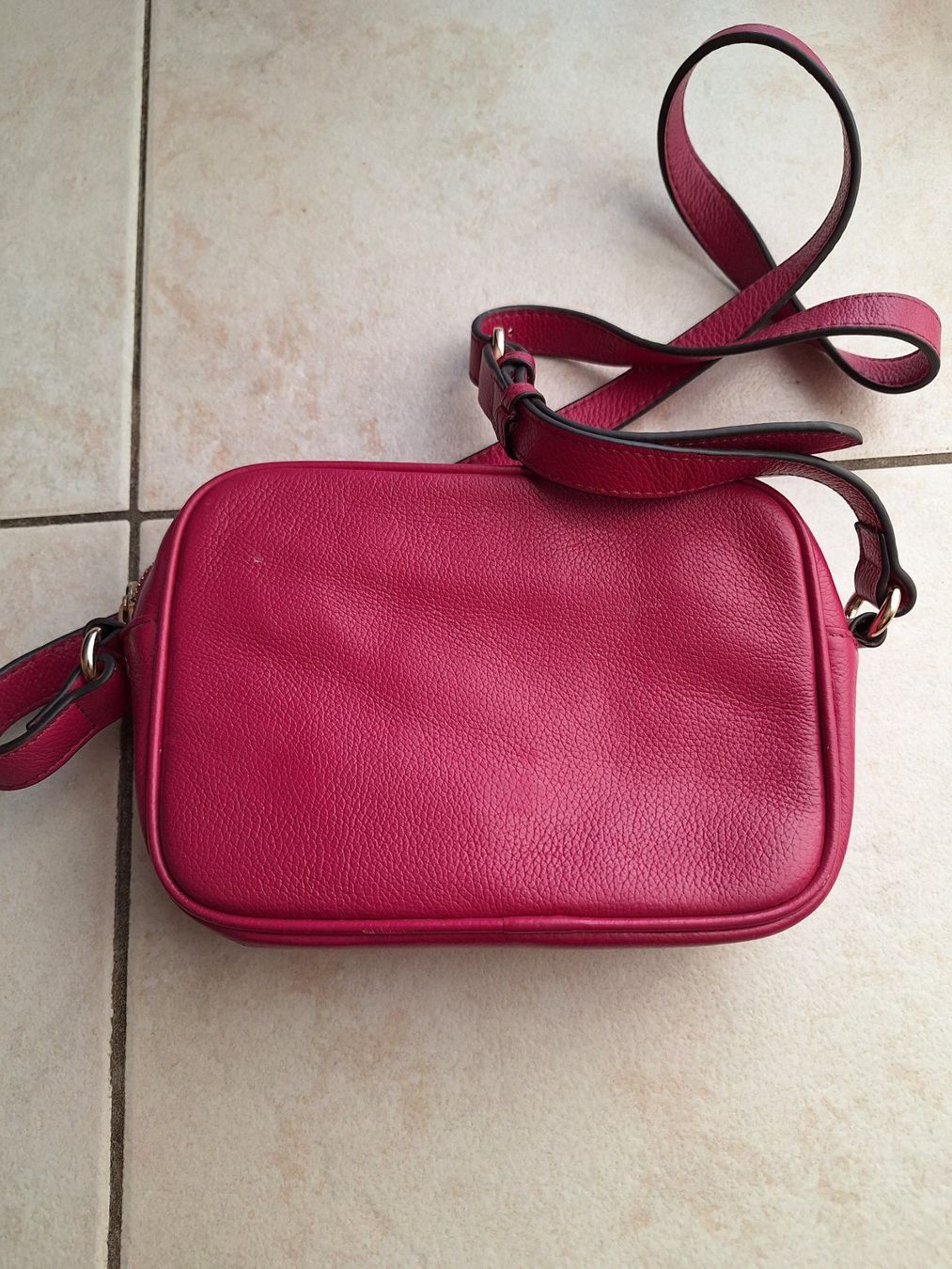 Borse da donna: Sac en cuir rose framboise – Usato da St-Triphon venduto da Jldr0 4