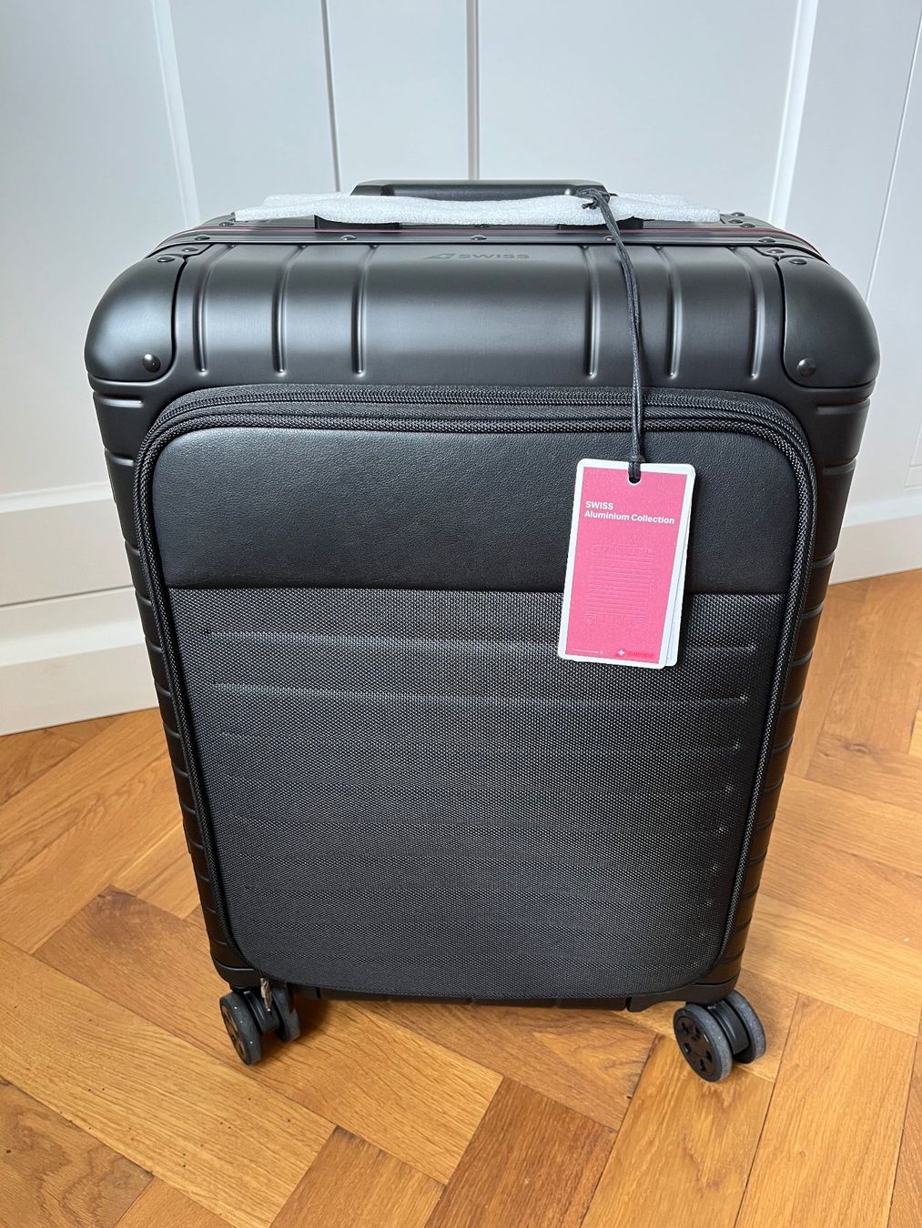 Swiss Valigie: SWISS Aluminium Collection Front Pocket Rollkoffer / Trolley – Nuovo e nell'imballaggio originale da Zürich venduto da edelstahl061