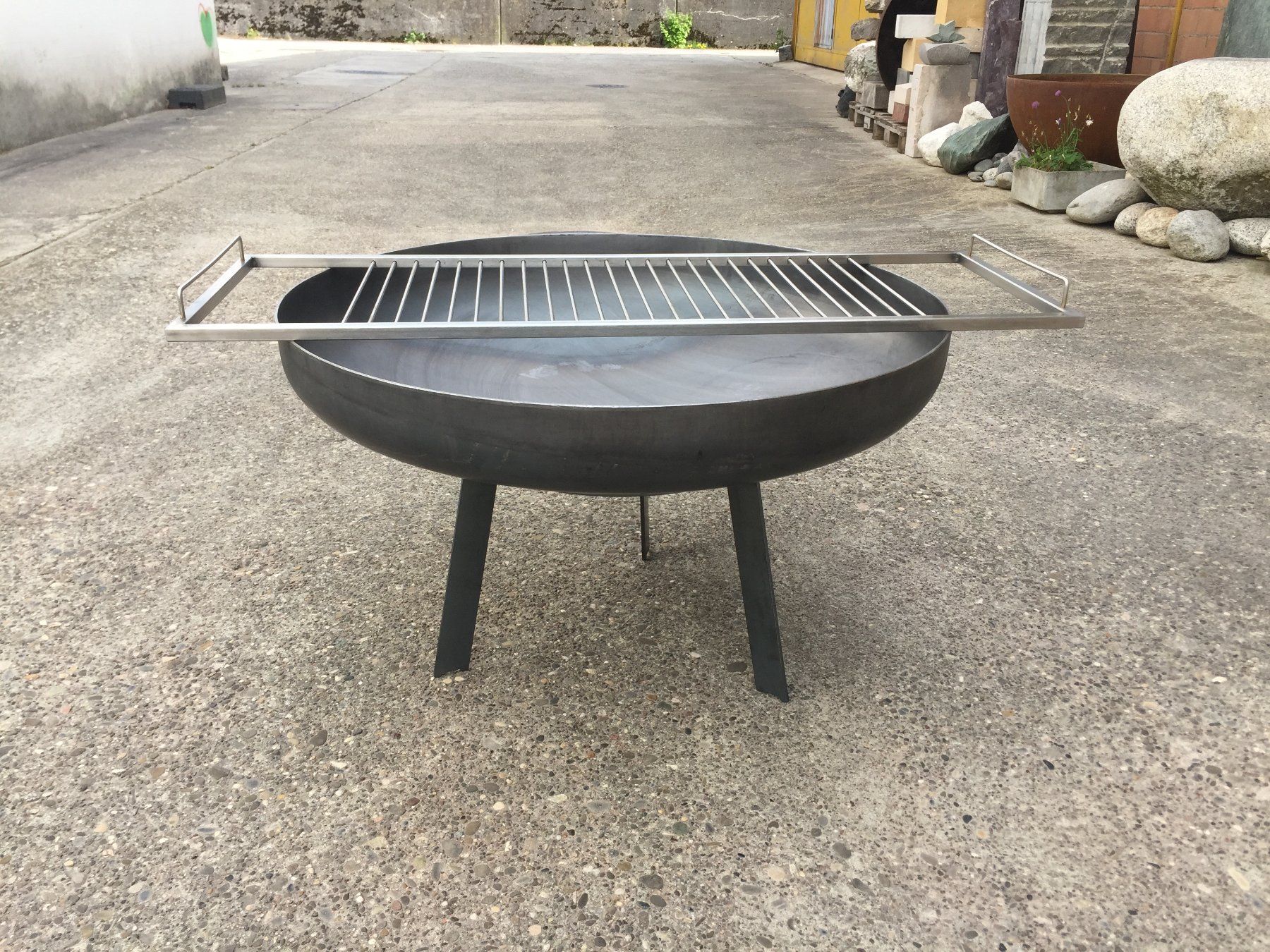 Bracieri: Feuerschale mit Grillrost – Nuovo e nell'imballaggio originale da Läufelfingen venduto da b-form