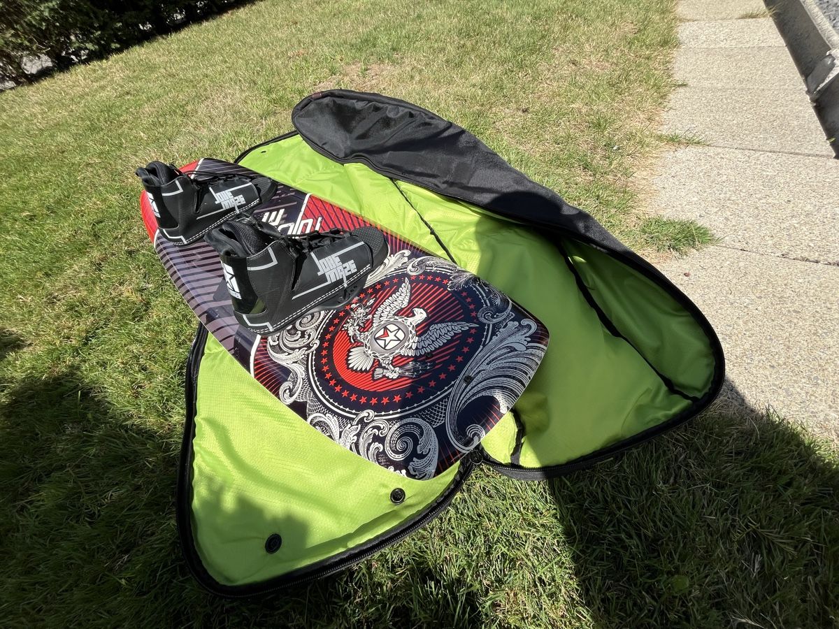 Surfboards & Schwimmbrette: Wakeboard inklusive Liquid Force Tasche Neuwertig – Neu (gemäss Beschreibung) aus Ehrendingen von Frizli