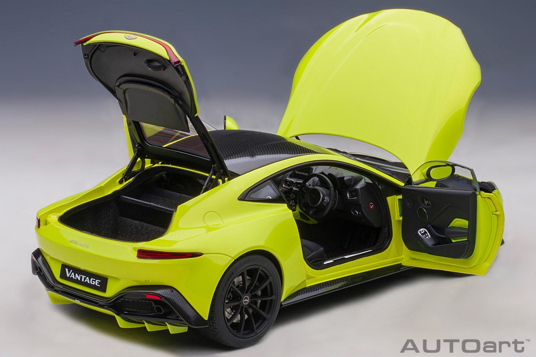 Aston Martin Modellini d'auto: 1:18 AUTOart - Aston Martin Vantage – Nuovo e nell'imballaggio originale da Tübach venduto da BonnevilleMotors 1