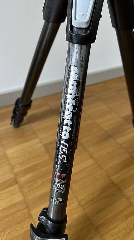 Manfrotto Trépieds & Accessoires: Manfrotto 055 Carbon Stativ mit Justierungskopf – D'occasion à Uster par Neonschwarz 1