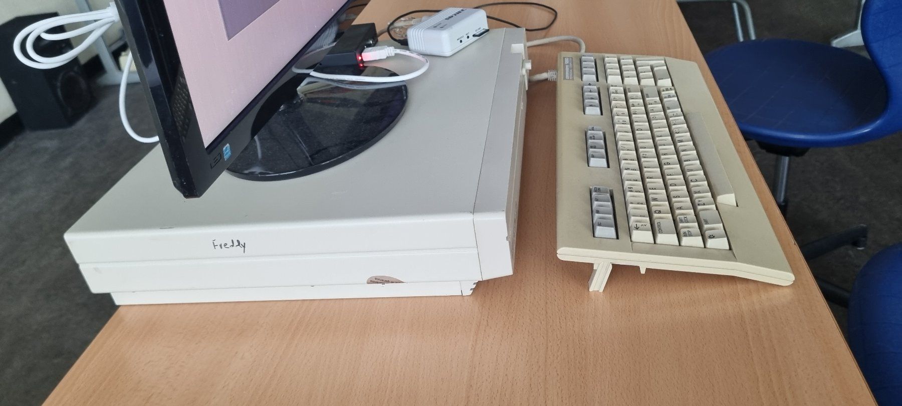 Commodore PCs: Commodore 128D im Blechgehäuse mit Bildschirm und Zubehör – Gebraucht aus Solothurn von elja02 4