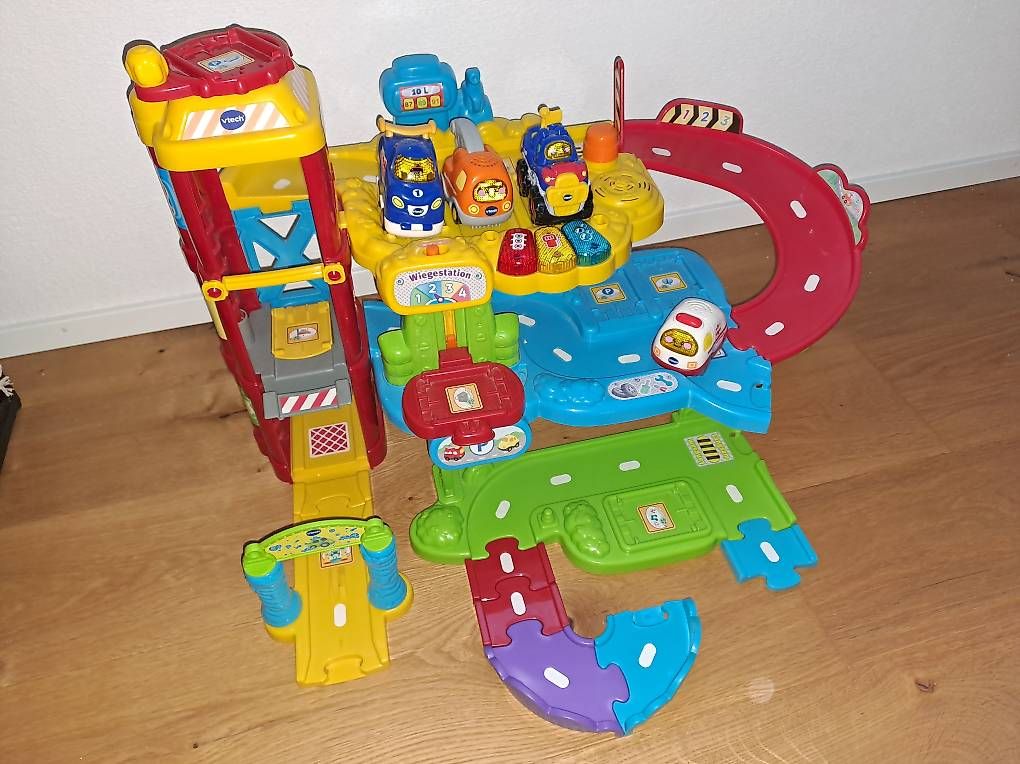 Jouets: Tututbahn mit 4 Autos – D'occasion à Gontenschwil par ste_qr5r