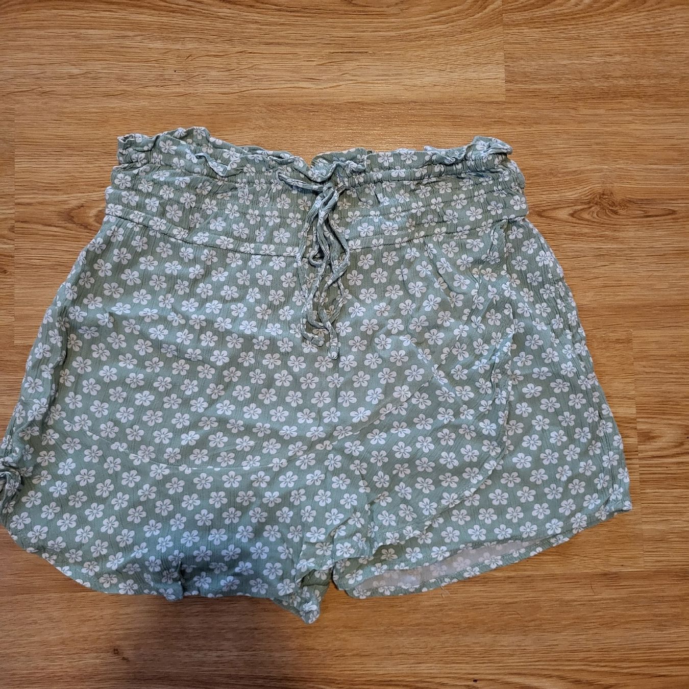 C&A Hosen: Skort paperbag fleuri vert pastel – Gebraucht aus Montcherand von mam_6ctf