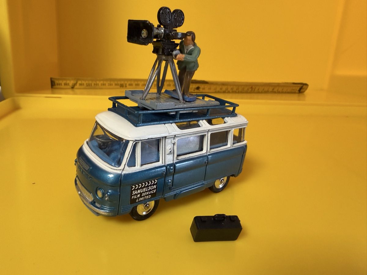 Corgi Toys Voitures modèles: Corgi Commer Bus 2500 Series Camera Man MIB – D'occasion à Evionnaz par eriba430 1