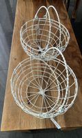 Zwei Metallkörbe in Weiss