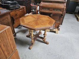 Antiker Achtkant-Tisch aus Nussbaumholz, ein Unikat!