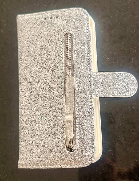 Apple Covers & Schutzfolien: Elegantes iPhone Etui in Silber – Neu und originalverpackt aus Schindellegi von Moom1402