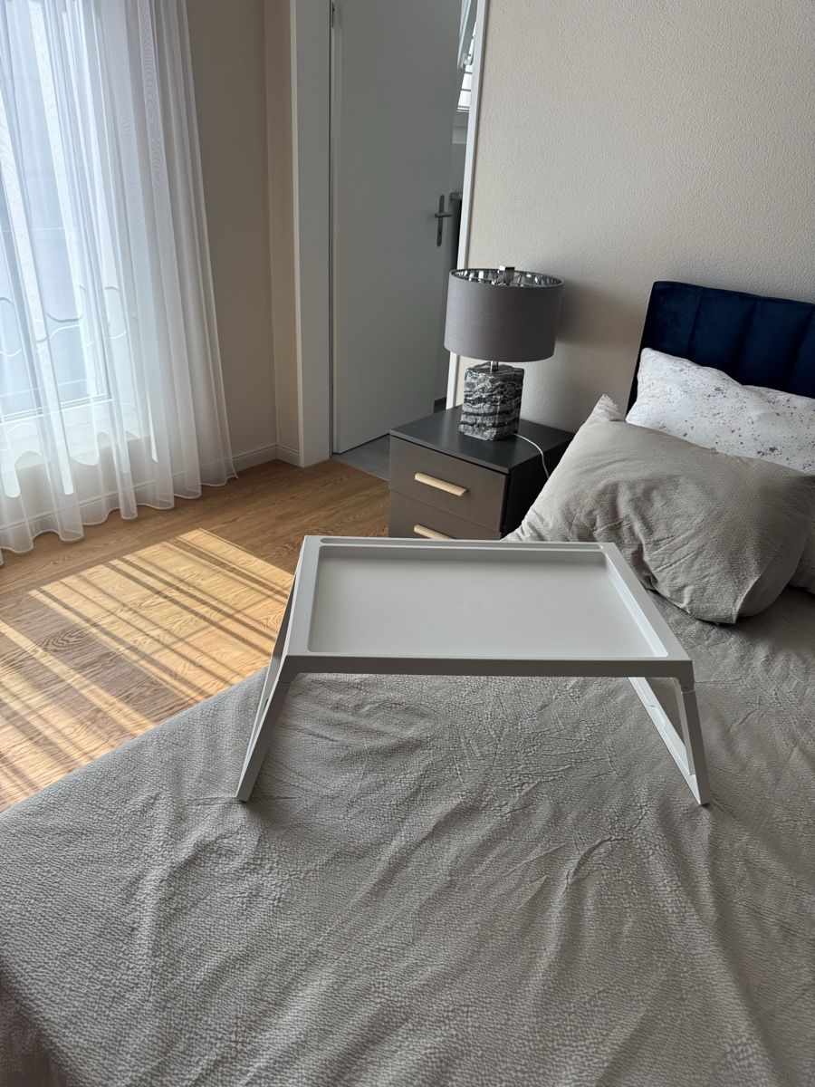 Ikea Plateaux: IKEA KLIPSK Tablett/Bett-Tray, klappbar, hellgrau – D'occasion à Uetikon am See par happywishes