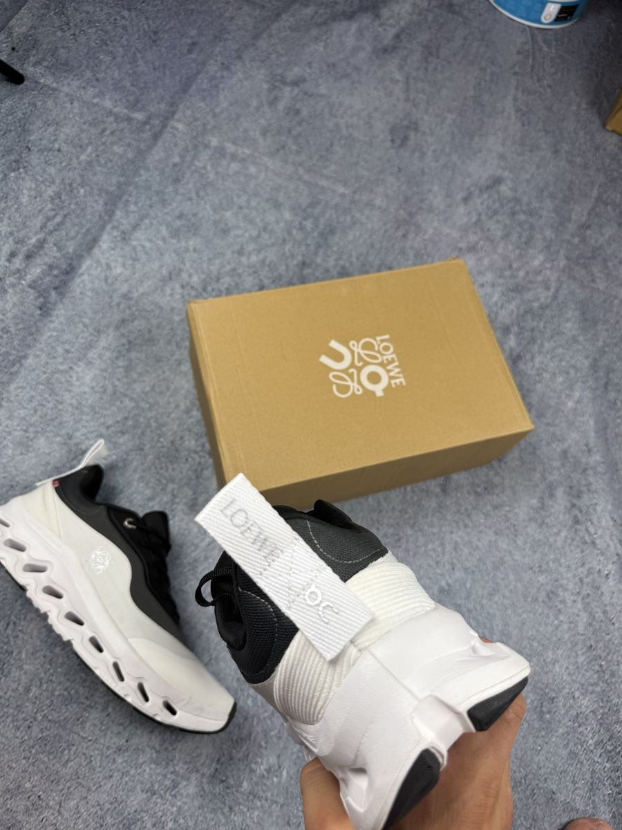 On Scarpe da uomo: LOEWE ON Cloud Sneaker Herren Weiss Schwarz Grösse 43  – Nuovo (secondo la descrizione) da Luzern venduto da kim221080 6