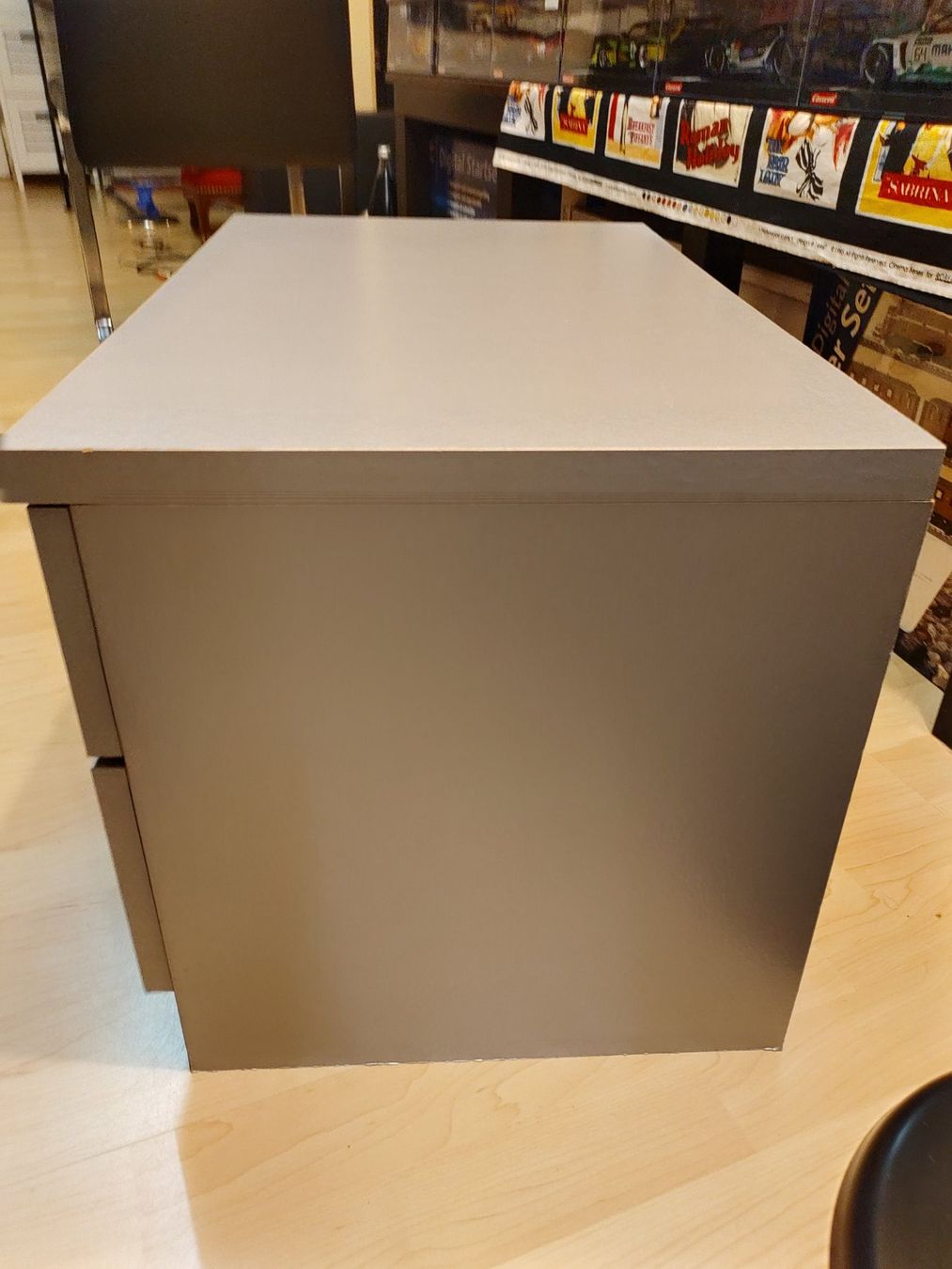 Nachttische: Nachttisch silber/rot CHF 10.- – Gebraucht aus Wangen b. Olten von Meyrol 2