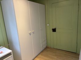 Weißer Kleiderschrank mit 3 Türen und Schubladen