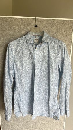 Herren Hemd Grösse 44 blaue on Muster mit weissem Hintergrun