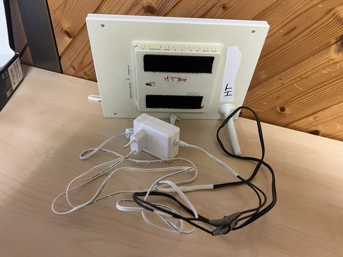 Bilderrahmen: Sony DPF-D820 Digitaler Bilderrahmen – Gebraucht aus Bachenbülach von Manolo007 7